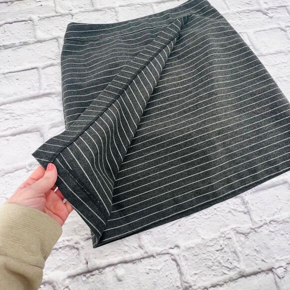 NOT FOR SALE            Loft Skirt Womans 4 Grey White Stripe Asymmetrical Faux - Picture 7 of 7